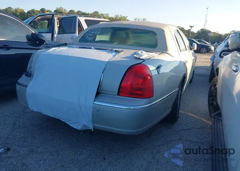 2004 Lincoln Town Car Ultimate z USA, uszkodzony, nr VIN 1LNHM83W14Y615777